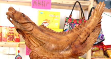 广西民间工艺大师李国兰木雕作品：美人鱼在飞翔